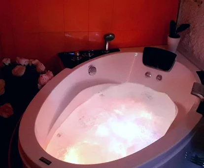 Foto del jacuzzi privado de la casa rural Casas y Cuevas El Solins